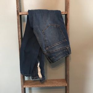 Distressed skinny jeans